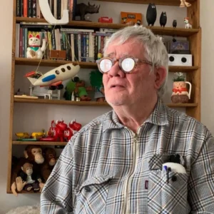 "Ner med allt". PROSA. ”Carl Johan De Geer är en både lättsam och skämtsam medresenär, provokativ och associationsrik.” Det skriver Bo Bjelvehammar som läst ”Ner med allt”.