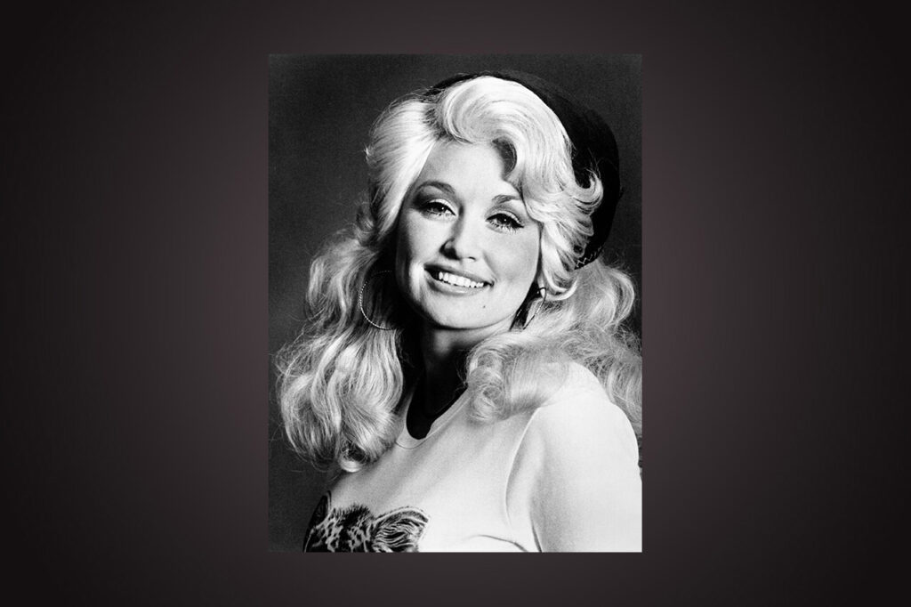I början av veckan publicerade vi ett minnesord över Dolly Parton. Här reflekterar Jesper Nordström över countrystjärnans karriär och symbolvärde i ett polariserat USA. Dolly Parton, 1970. (Pressbild från RCA. Bildkälla: Wikipedia.)