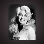 I början av veckan publicerade vi ett minnesord över Dolly Parton. Här reflekterar Jesper Nordström över countrystjärnans karriär och symbolvärde i ett polariserat USA. Dolly Parton, 1970. (Pressbild från RCA. Bildkälla: Wikipedia.)