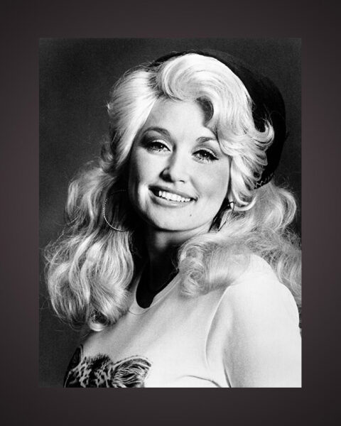 I början av veckan publicerade vi ett minnesord över Dolly Parton. Här reflekterar Jesper Nordström över countrystjärnans karriär och symbolvärde i ett polariserat USA. Dolly Parton, 1970. (Pressbild från RCA. Bildkälla: Wikipedia.)