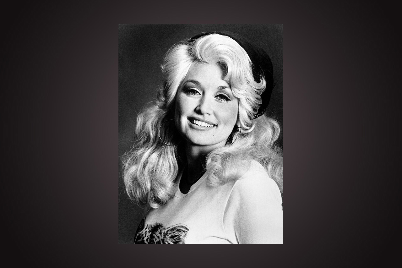 I början av veckan publicerade vi ett minnesord över Dolly Parton. Här reflekterar Jesper Nordström över countrystjärnans karriär och symbolvärde i ett polariserat USA. Dolly Parton, 1970. (Pressbild från RCA. Bildkälla: Wikipedia.)