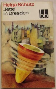 DDR.LITTERATUR. ”Vill man sjunka in i en komplex, glittrande och djupt fascinerande skildring av Dresden så är Helga Schütz roman närmast obligatorisk läsning.” Det skriver Jesper Nordström. 