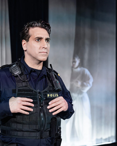 NADIM. TEATER. Lena Torquato Lidén har sett pjäsen om ”hela Sveriges polis” Nadim Ghazale och imponeras av skådespelarnas insatser.