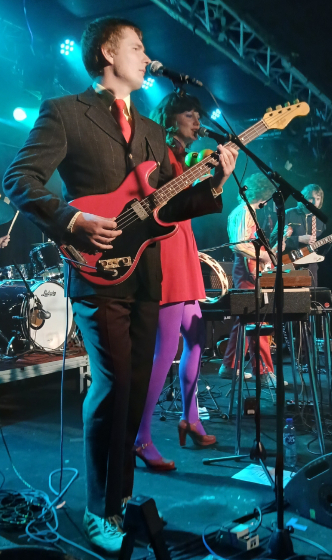LIVEMUSIK. Ockulta mystikerna Current 93 och power pop-sprakande The Lemon Twigs. Kangas klanger upplever två helt olika konserter samma helg. Plastic Family (Foto: Mikael Marjavaara)