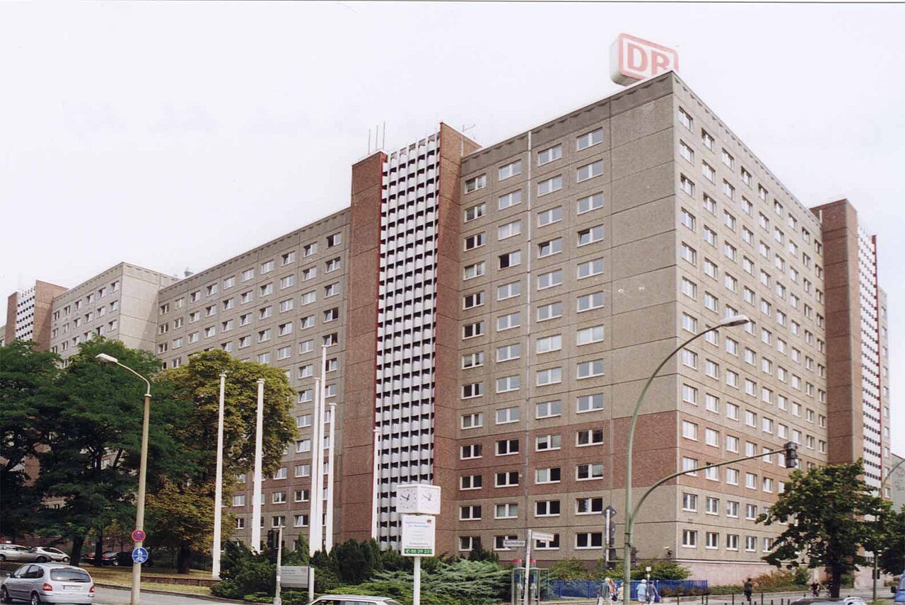 STASI. Jesper Nordström har tidigare skrivit om den ökända östtyska säkerhets- och underrättelsetjänsten. I Veckans DDR återkommer han nu till Stasi och belyser dess roll som maktfaktor.